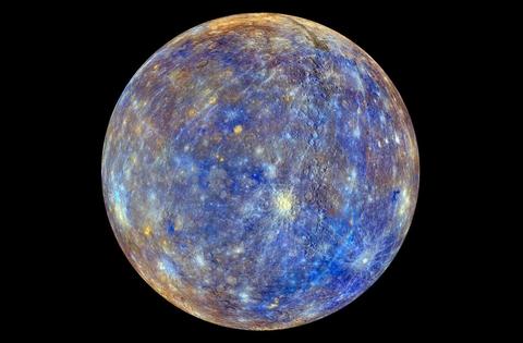 Vue de la surface de Mercure, montrant un paysage désolé et couvert de cratères.