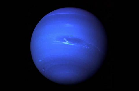 Vue de la planète Neptune montrant sa couleur bleu saphir et des nuages blancs dans son atmosphère.