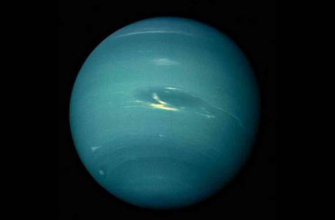 Vue de la planète Uranus montrant sa couleur bleu-vert et son système d'anneaux verticaux.